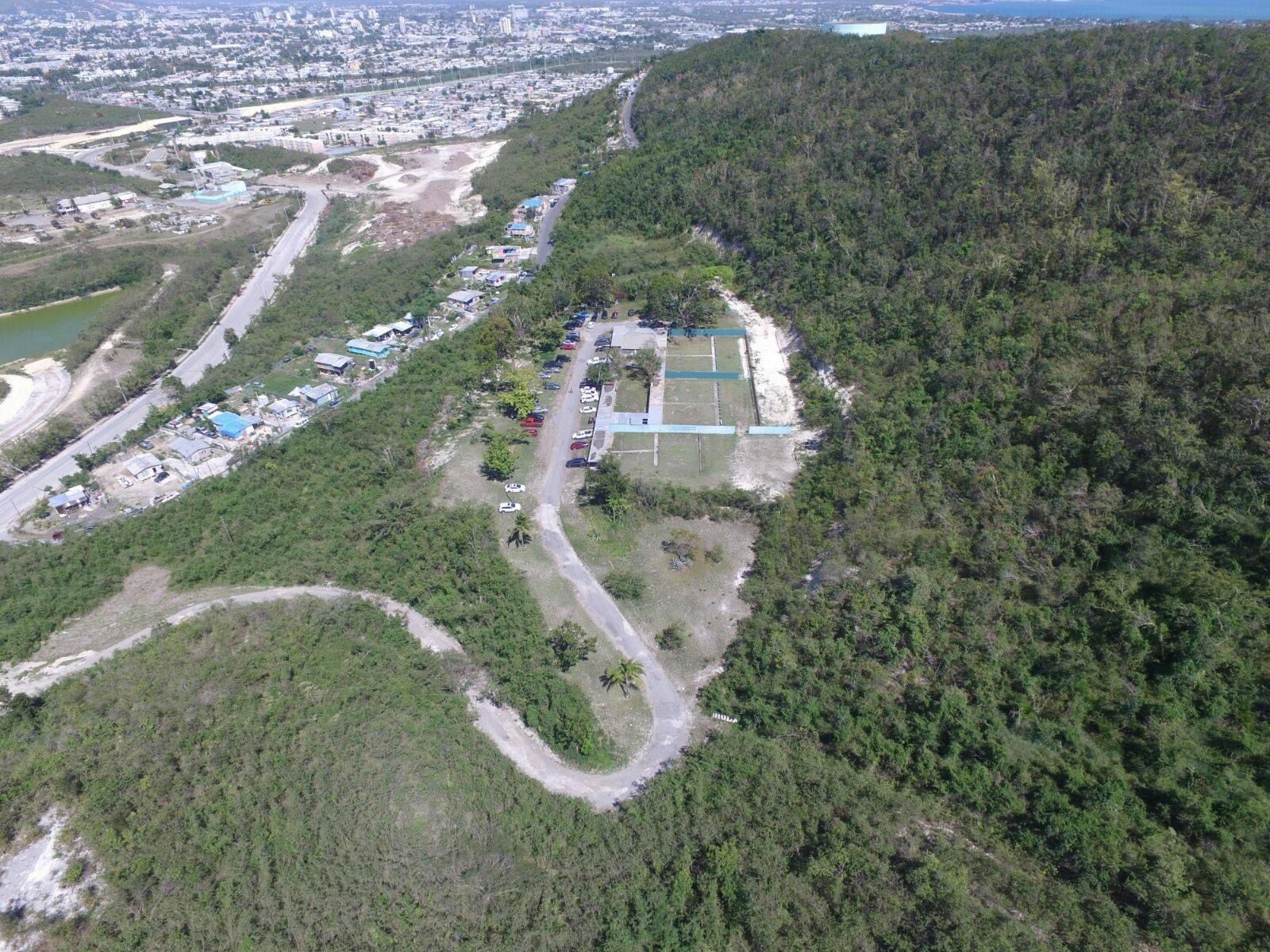 Vista aérea del Williams Shooting Club — bahías de tiro